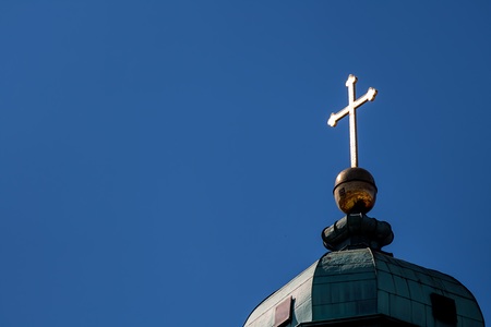 Lateinisches Kreuz auf einem Dach, Symbol f?r Christentum, Glaube, Opfer