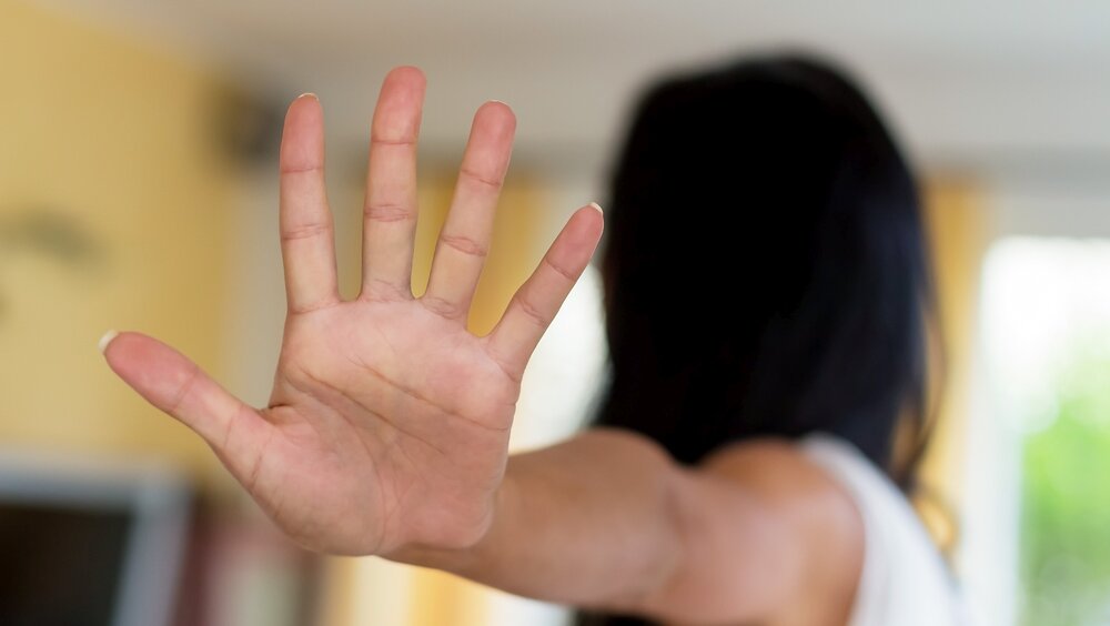 Eine Frau wird bel?stigt und h?lt die Hand zur Abwehr