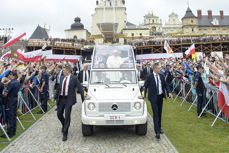 Papst Franziskus bei seiner Ankunft am Paulinerkloster Jasna Gora in Tschenstochau (Czestochowa) am 28. Juli 2016. Der Papst besucht Polen anlässlich des Weltjugendtags 2016 in Krakau. Die Zuschauer jubeln und schwenken Fahnen.