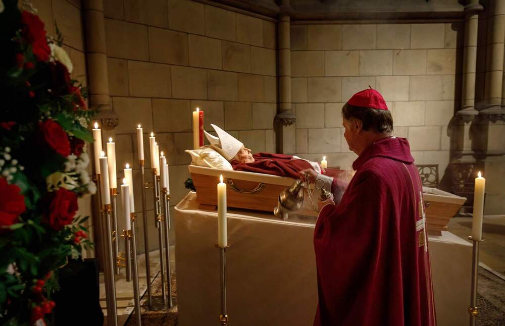 Weihrauch,Verabschiedung von Bischof Maximilian Aichern in der Turmkapelle / Diözese Linz / Hermann Wakolbinger Bischof Manfred Scheuer inzensiert den Sarg mit Weihrauch.
