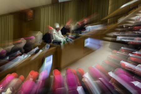 Bischöfe in der Synodenaula / kna-bild.de