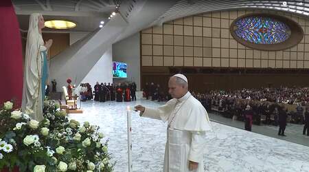 Papst Leo XIV. entzündet Kerze vor Lourdesstatue 