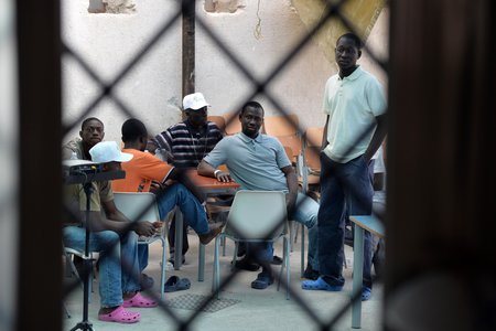 Flüchtlingsunterkunft für Migranten / © 2014 KNA, www.kna-bild.de - Nutzungsrechte vorbehalten., Igor Petyx In der Pfarrei San Giovanni Maria Vianney finden 225 junge Zuwanderer Zuflucht.