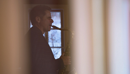 FeierAbend: 'Aus der Stille', 'Gl?ck kommt immer unverhofft, aber wir k?nnen viel daf?r tun, es nicht zu vers?umen', davon ist der Theologe und Psychotherapeut Arnold Mettnitzer ?berzeugt. Gemeinsam mit K?nstlerinnen und K?nstlern, wie zum Beispiel d