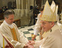Salbung der Hände mit Chrisam. Kardinal Christoph Schönborn erteilt Thomas Marosch die Priesterweihe