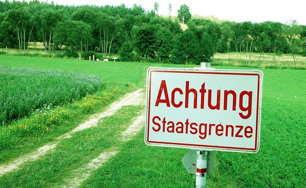 Schild 'Achtung Staatsgrenze' in Österreich / bilderbox.com / Wodicka