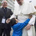 Ein kleiner Junge umarmt Papst Franziskus bei seinem Besuch der Päpstlichen Katholischen Universität Ecuador in Quito, anlässlich seiner Reise durch Südamerika am 7. Juli 2015.