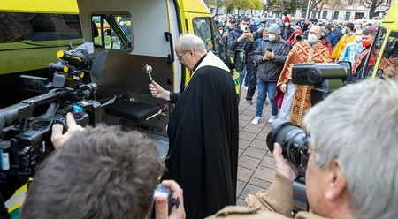 Kardinal Schönborn segnet Krankenwagen für die Ukraine