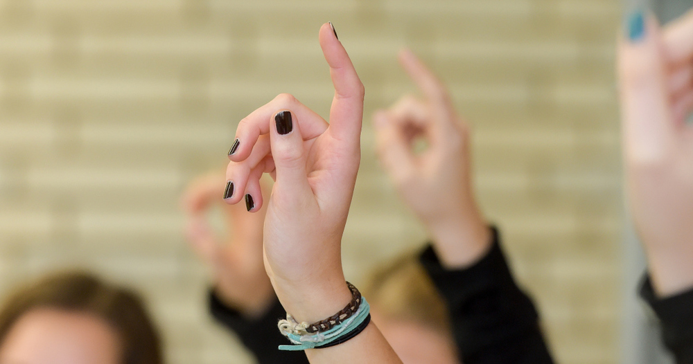 Evangelischer Religionsunterricht in einem Berufskolleg in Bonn. Schüler melden sich. Hinweis: Model-Release ist vorhanden.