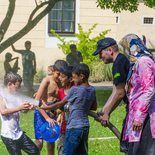 Bei Temperaturen über 30 Grad hat die Freiwillige Feuerwehr Feldkirch (OÖ) die Flüchtlinge im Lager Bergheim mit einer kalten Dusche überrascht.