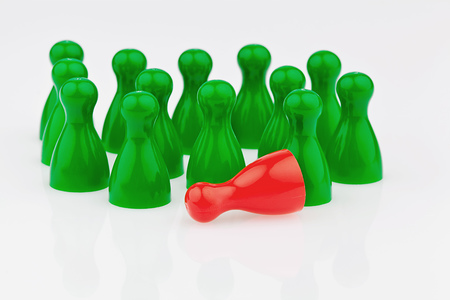 Rote und gr?ne Spielfiguren. Mobbing, Einsamkeit und Au?enseiter im Team.