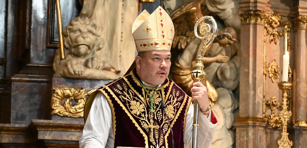 Hochmeister Frank Bayard / Kathpress / Henning Klingen Hochmeister des Deutschen Ordens, aufgenommen in der Wiener Franziskanerkirche am 24. Februar 2023 beim Friedensgebet (ein Jahr Ukraine-Krieg)