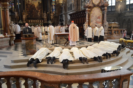 Kantor Erich Klug - Vors?nger der Allerheiligenlitanei; Niederwerfung / Kardinal Christoph Sch?nborn, Diakonenweihe: Josef B?hm, Karl Chadim, Alois Doppler, Kurt Fellner, Peter Morawetz, Alfred Ofner, Karl Radner, Ralph Schimpl, Heinz Stadlbacher, Pe