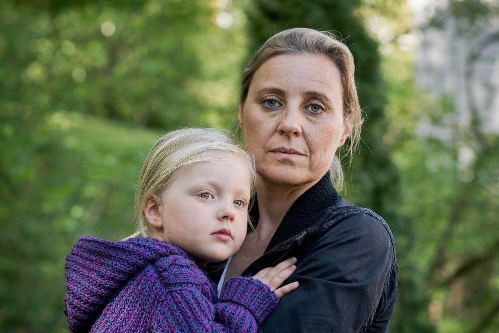 Caritas Kärnten: Frau mit Kind / Caritas Kärnten/David Visnjic 'Aktion Leben' fordert rasche Auszahlung von Kinderbetreuungsgeld