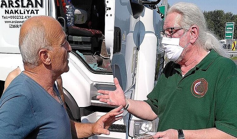 Betriebsseelsorger aus Salzburg und Deutschland im Einsatz am Walserberg – im Bild Josef Krebs (Heilbronn) im Gespräch mit einem Fahrer. / privat Betriebsseelsorger aus Salzburg und Deutschland im Einsatz am Walserberg – im Bild Josef Krebs (Heilbronn) im Gespräch mit einem Fahrer.