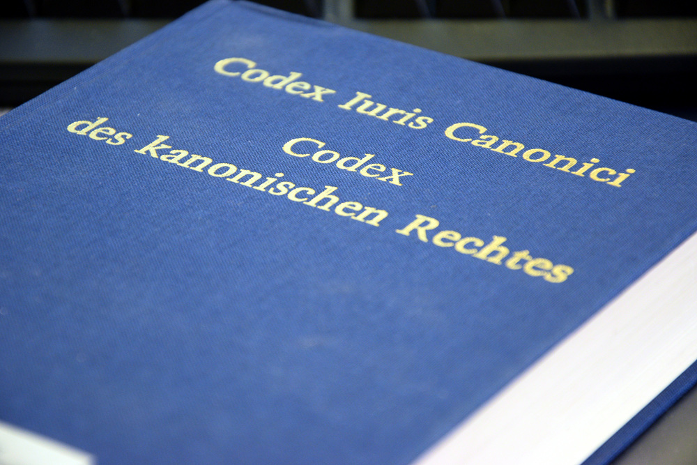 Wie die Kirche den Umgang mit Missbrauchsfällen rechtlich regelt