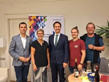Thomas Immervoll, (KAÖ-Vizepräsident), Maria Habersack (Vorstandsvorsitzende Ordensschulen Österreichs), Bildungsminister Christoph Wiederkehr, Rafael Haigermoser (KJÖ), Ferdinand Kaineder (KAÖ-Präsident)