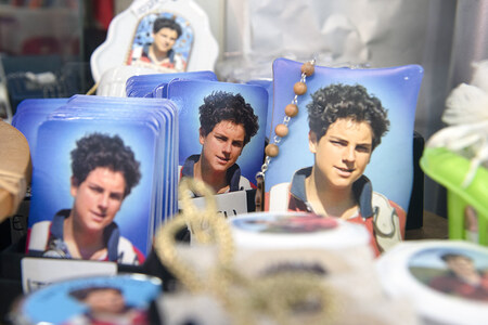 Bilder des als Cyber-Apostel bekannten seligen Carlo Acutis am 21. März 2025 in einem Devotionaliengeschäft in Rom (Italien).