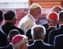 Papst Franziskus besucht die Kirche St. Patrick am 24. September 2015 in Washington. Bild: Papst Franziskus begrüßt die Menschen bei seiner Ankunft.