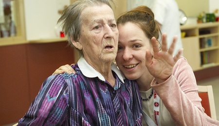 Seniorin mit Pflegerin im Pflegeheim