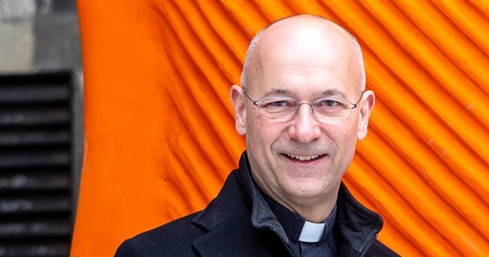 Ein überdimensionaler violetter Pullover und die orange Wärmeflasche 'Big Mutter' sollen während der Fastenzeit anregen, 'über Akte und Handlungen der wärmenden Nächstenliebe nachzudenken'. Der überdimensionale, 80m2 große violette Pullover, gestalte