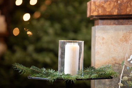 Licht ist ein Symbol in allen Kulturen und Religionen. Es schenkt Geborgenheit und besiegt die Dunkelheit. Im Christentum ist die Osterkerze Vorbild für alle anderen brennenden Kerzen und Symbol für Christi Sieg über den Tod und die Finsternis des Bö