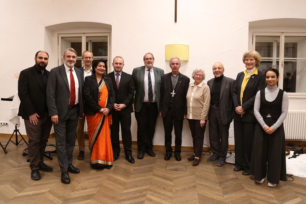Festakt in Salzburg im Zeichen von 60 Jahre Nostra Aetate / Erzdioezese Salzburg (eds) / Michaela Greil Foto 3: Gruppenfoto mit Referentinnen und Referenten, v.l.n.r.: Ahmet Ayne (IGGÖ Vorarlberg), Florian Welzig (Bundeskanzleramt), Martin Brait (Katholische Kirche Oberösterreich), Rama Mahli (Hindu Gemeinde Salzburg), Ümit Vural (IGGÖ), Markus Ladstät