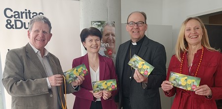Haussammler Alois Gedl, Caritas-Direktorin Elisabeth Rathgeb, Bischof Hermann Glettler, Haussammlerin Rosa Bramböck (Foto: Karin Bachmann)