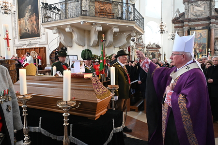 Erzbischof Lackner bei Requiem vor dem Sarg von Alterzbischof Alois Kothgasser
