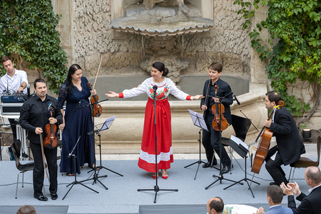 Ukrainisches Streichquartett mit Mezzosopranistin Sorjana Kuschpler beim Medienempfang im Juni 2022