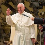 Papst Franziskus winkt bei der Begrüßung zur Generalaudienz am 5. August 2015.