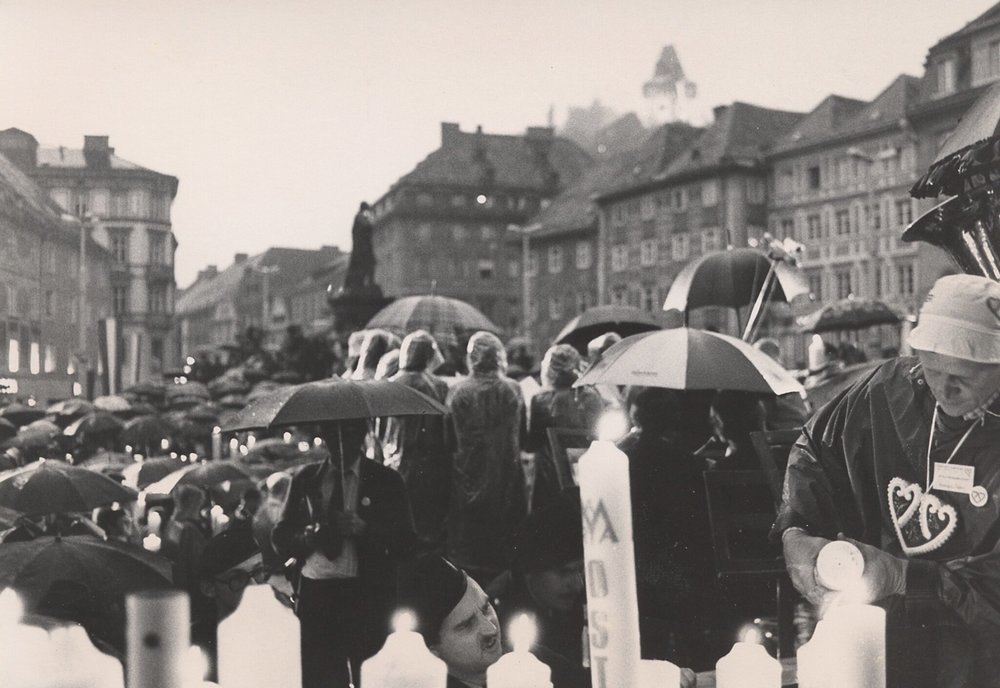 in Meer aus Regenschirmen zierte den Grazer Hauptplatz bei der Eröffnung des Steirischen Katholikentags am Freitagabend. Kerzen von jeder steirischen Pfarre wurden entzündet (im Vordergrund). / Foto: Ohrt
