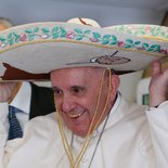 Papstreise nach Mexiko mit einem Zwischenstopp in Kuba. Bild: Papst Franziskus lacht und setzt sich am 12. Februar 2016 auf dem Flug nach Havanna einen Sombrero auf.