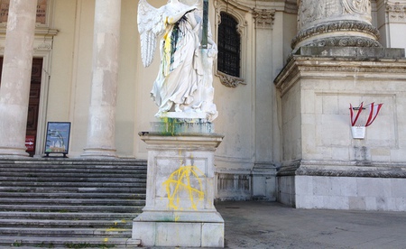 Vandalismus bei Karlskirche in Wien / Kathpress / Paul Wuthe