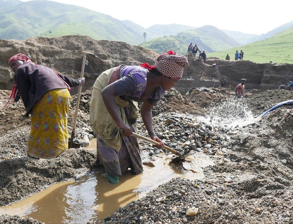 Frauen beim Schürfen nach Rohstoffen / Misereor / Brockmann