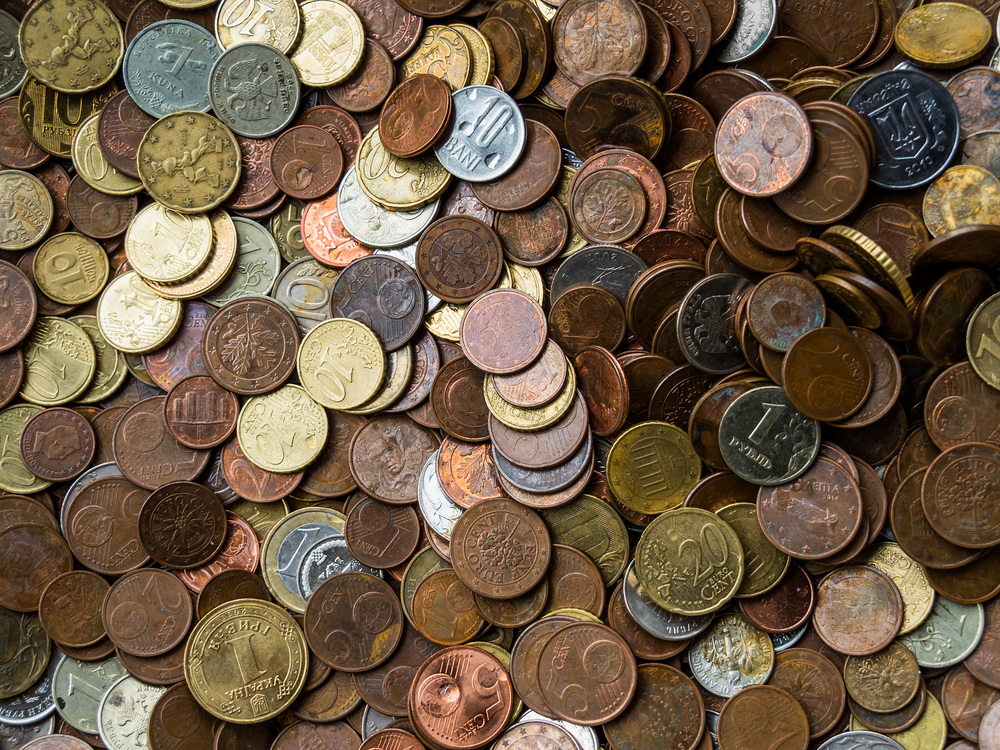 Münzen für eine Spende werden gesammelt. Spendensammlung in einer Kirche