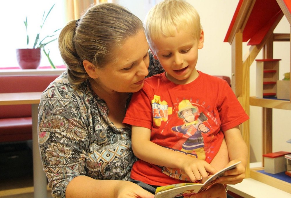 Mutter und Sohn lesen Buch