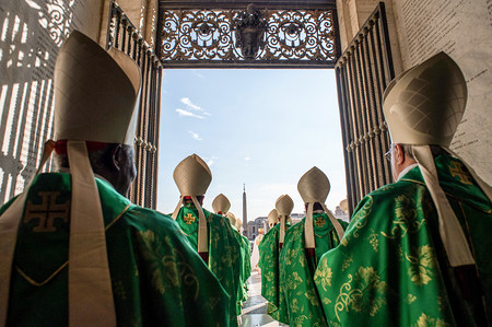 Kardinäle gehen durch eine Tür aus dem Petersdom während der Messe zur Eröffnung der 15. ordentlichen Generalversammlung der Bischofssynode unter dem Motto: 'Jugend, Glaube und Berufungsunterscheidung' am 3. Oktober 2018 im Vatikan.