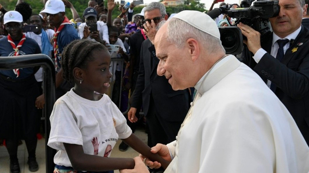 Papst spricht mit Mädchen in Marienheiligtum Muxima in Angola