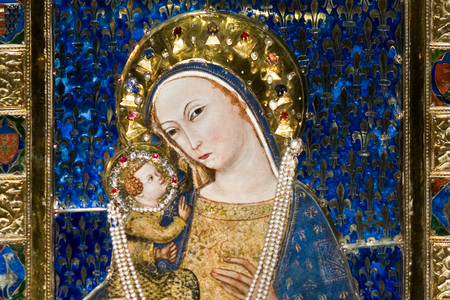 Schatzkammerbild - verehrtes Gnadenbild von Mariazell. Andrea Vanni um 1360 zugeschrieben, Tempera auf Holz. Maria mit dem Jesuskind. Die Heiligenscheine sind aus vergoldetem Silberblech und mit Edelsteinen und Perlen geschm