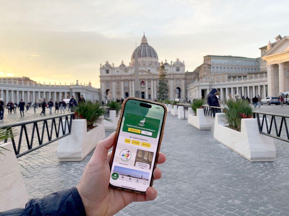 Handy-App zum Beginn des kirchlichen Jubiläumsjahres 2025 vor dem Petersdom in Rom / kathpress / Paul Wuthe Rom: Pilger-Registrierung für Heilige Pforten ab sofort möglich