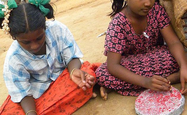 Die Anzahl der in der Feuerwerksproduktion arbeitenden Kinder ist deutlich zurückgegangen / Jugend Eine Welt/SDB