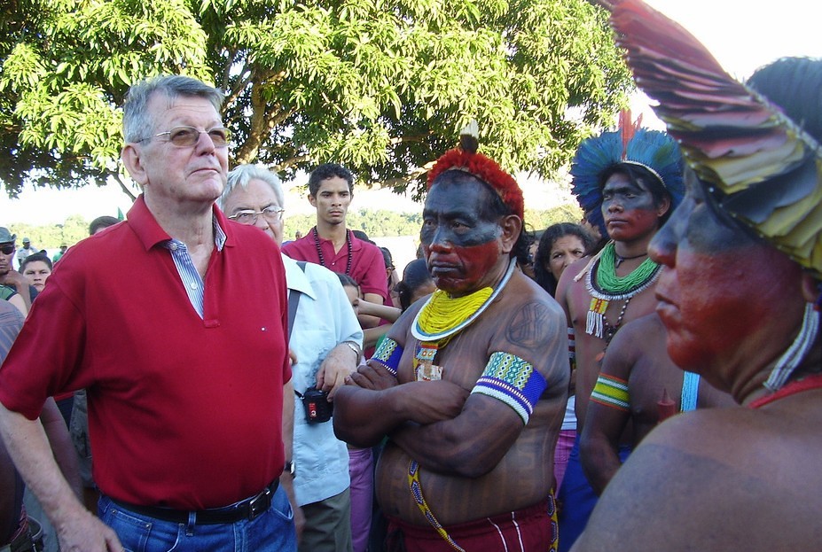 Bischof Erwin Kräutler mit indigenen Bewohnern Amazoniens / Katholische Jungschar/CIMI Bischof Kräutler warnt vor ökologischer Krise in Amazonien