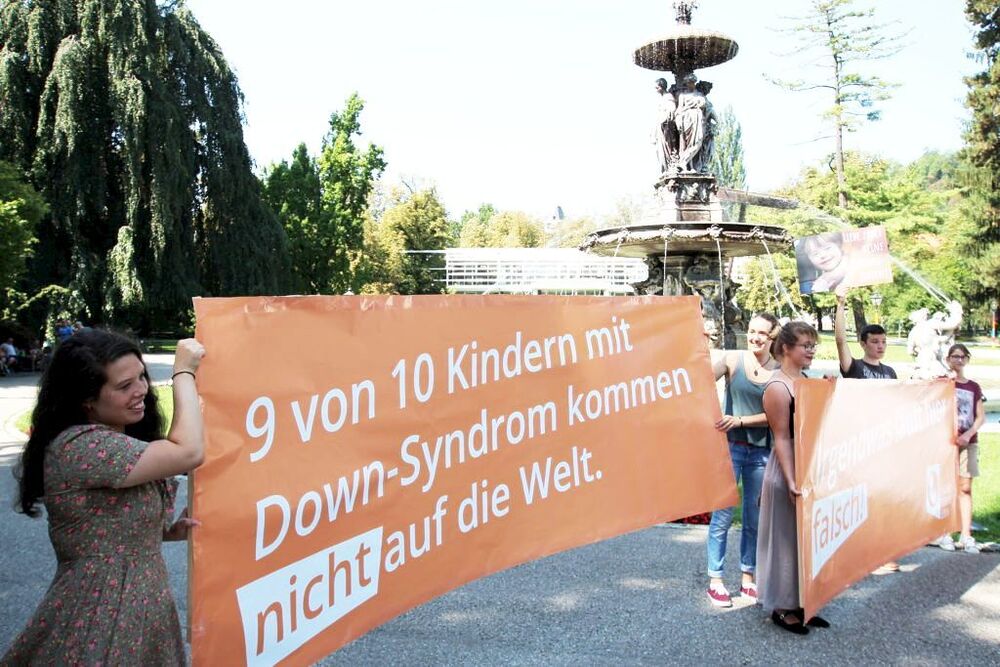 Jugendliche protestieren gegen Spätabtreibung bei Down Syndrom / jugendfuerdasleben.at Jugendliche protestieren gegen Spätabtreibung bei Down Syndrom