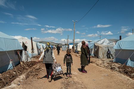 Nach dem schweren Erdbeben sind viele Menschen in Zelt-Camps untergebracht. Die Diakonie Katastrophenhilfe unterstützt mit Zelten, dringend notwendigen Hilfsgütern und Waschanlagen. Foto: Adiyaman/Türkei
