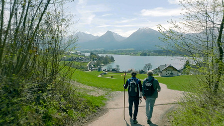 'FeierAbend', 'Am Weg.' Von Regensburg nach St. Wolfgang am Wolfgangsee erstreckt sich ein uralter Pilger- und Wallfahrtsweg: der Wolfgangweg. 324 Kilometer ist er lang. Das Europakloster St. Gilgen liegt direkt am Weg. Seit einem halben Jahr ist Bru