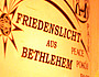 Das Friedenslicht aus Bethlehem wird von Pfadfindern verteilt. Wien VII, Auferstehungskirche, 18.12.99