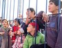 Flüchtlingskinder blicken durch einen Zaun im kroatischen Transit-Camp Slavonski Brod. Freiwillige Helfer haben sich als Clowns verkleidet und versuchen, die Kinder zum Lachen zu bringen.
