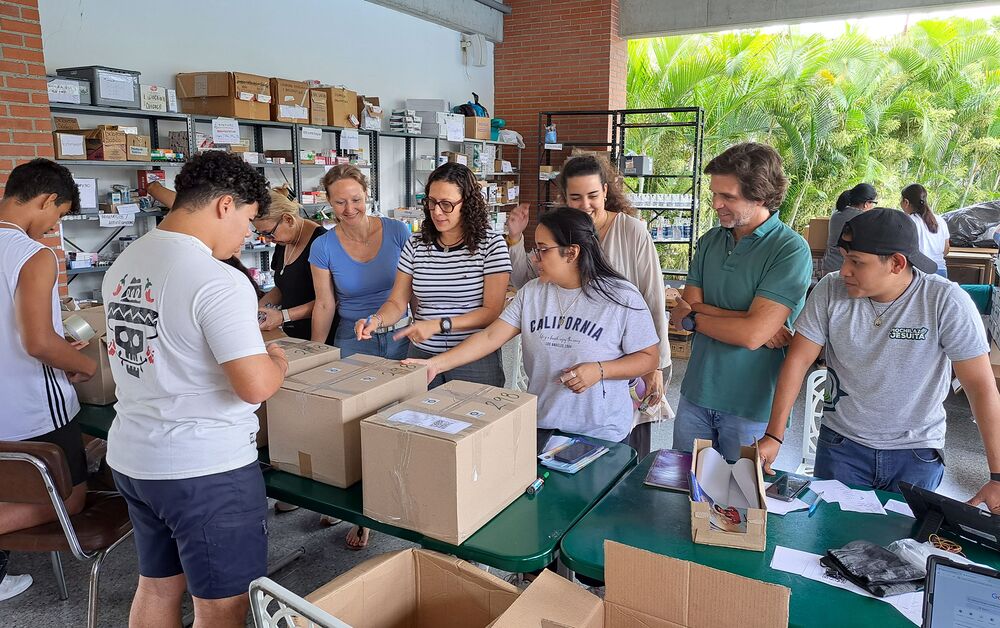 Freiwillige Helfer bei Hilfsgüter-Verteilzentrum in Caracas, Venezuela / jesuitenweltweit / Katrin Morales Freiwillige Helfer bei Hilfsgüter-Verteilzentrum in Caracas, Venezuela