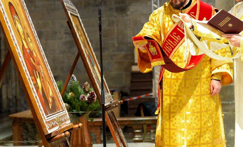 Diakone verheren die Ikonen, byzantinische, griechisch-katholische Liturgie